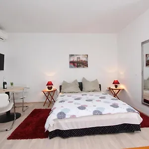 https://rooms-and-apartments-sally.in-istria.net